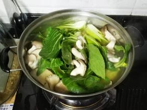 锅里水烧开后放入田园蔬菜大火煮开