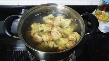 另一锅水开后放入蟹子鲜肉云吞