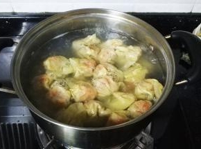 另一锅水开后放入蟹子鲜肉云吞