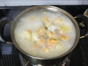 水再次沸腾后倒入小半碗晾开水