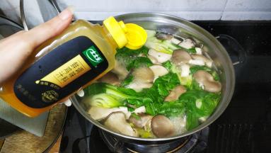 田园蔬菜汤放入鸡汁调味