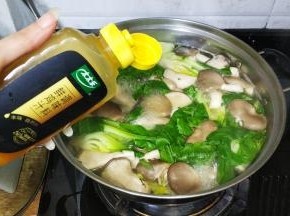 田园蔬菜汤放入鸡汁调味