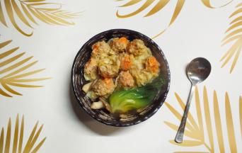 两煮组合起来，碗里盛出田园蔬菜汤，再捞出蟹子鲜肉云吞放入