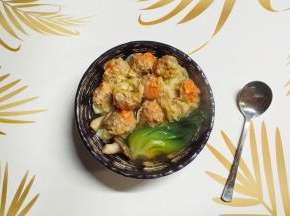 两煮组合起来，碗里盛出田园蔬菜汤，再捞出蟹子鲜肉云吞放入