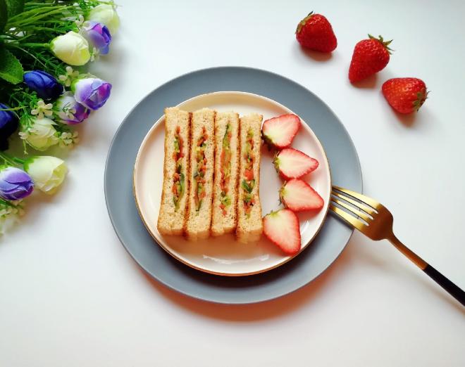 全麦蔬菜三明治