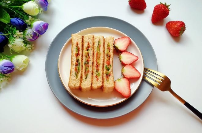 全麦蔬菜三明治