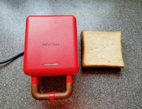 准备好三明治早餐机和全麦吐司。