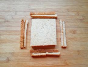 全麦吐司两片摞起来切去四边。