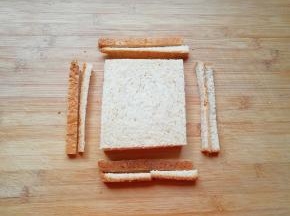 全麦吐司两片摞起来切去四边。