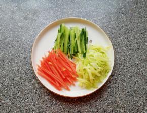 蔬菜分别洗干净切成丝。
