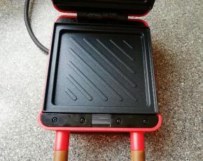 三明治早餐机接通电源。