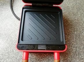 三明治早餐机接通电源。