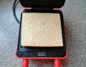 再放上另外一片吐司。