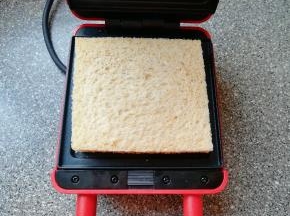 再放上另外一片吐司。