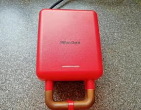 盖上三明治早餐机盖子加热3-4分钟。