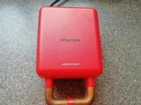 盖上三明治早餐机盖子加热3-4分钟。