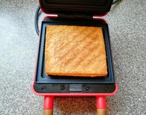 打开早餐机看到吐司变成金黄色即可。