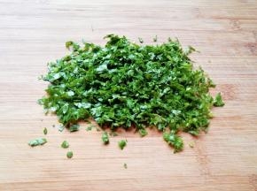 芹菜叶洗干净切成碎末。