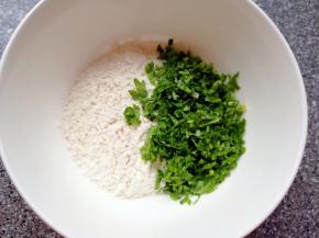 放入大碗中加入面粉搅拌均匀。