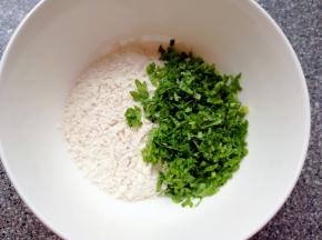 放入大碗中加入面粉搅拌均匀。