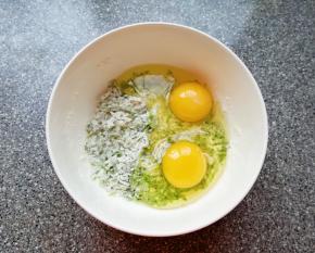 打入鸡蛋搅拌均匀。