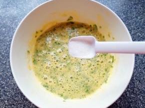 放盐和纯净水搅拌均匀。