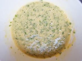 准备好的鸡蛋饼糊静置几分钟。