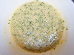 准备好的鸡蛋饼糊静置几分钟。