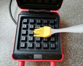 华夫饼早餐机接通电源，上下盘均匀的刷上一层食用油。