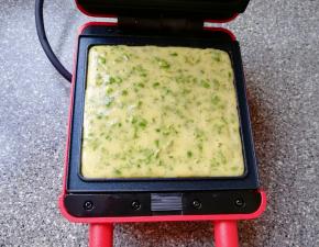 倒入蛋糊，盖上盖子加热4-5分钟。