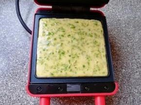 倒入蛋糊，盖上盖子加热4-5分钟。