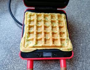 打开华夫饼早餐机盖子，鸡蛋饼变至金黄色即可。