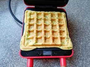 打开华夫饼早餐机盖子，鸡蛋饼变至金黄色即可。