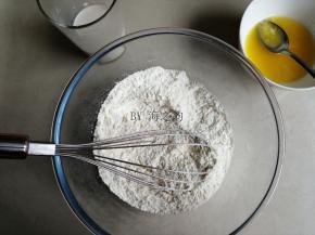 黄油隔热水融化成液体，温牛奶加入酵母，搅拌至酵母溶解，面粉、苏打粉和盐都倒入和面盆里，混合均匀