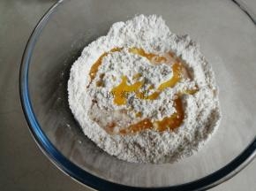 把牛奶酵母液和融化成液体的黄油都倒入面粉中