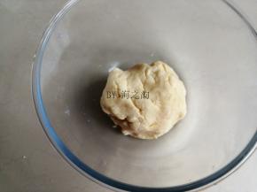 ，揉成不粘手的面团即可