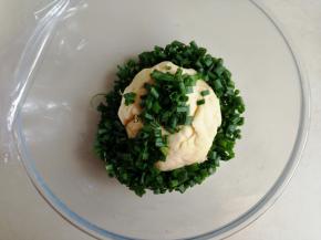 把提前沥干水分的葱花倒入