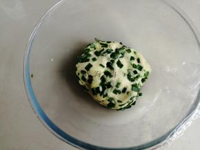 揉匀，盖上保鲜膜松驰30分钟