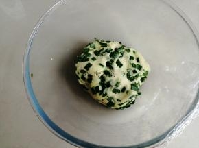 揉匀，盖上保鲜膜松驰30分钟