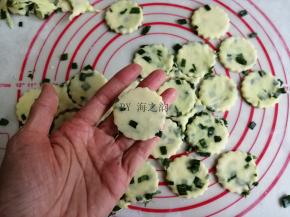 用模具盖出形状，我用的这个圆形模具总共可以做出40块饼干，边角料揉在一起后又擀平，继续盖出饼干胚