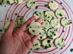 用模具盖出形状，我用的这个圆形模具总共可以做出40块饼干，边角料揉在一起后又擀平，继续盖出饼干胚