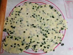 将面团擀成薄面皮，为防止粘底，最好在揉面垫上撒上薄薄一层面粉防粘