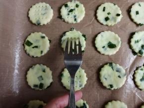 把饼干胚移至烤盘上，用叉子在饼干胚上叉出小孔，防止烘烤过程中膨胀，然后继续发酵10分钟