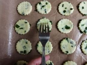 把饼干胚移至烤盘上，用叉子在饼干胚上叉出小孔，防止烘烤过程中膨胀，然后继续发酵10分钟