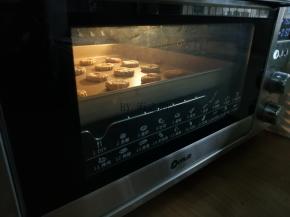 把饼干放入已经预热到上火165度，下火170度的东菱K40C烤箱中下层，烘烤15分钟左右，具体烘烤时间要根据自家烤箱脾气而定，烘烤时间充足的话，做出来的饼干是酥脆口感的，如果没有烤透，凉了的饼干吃起来是软的，没有酥脆感，这样你就需要把饼干重新烘烤。未食用的饼干，可以放入密封盒里室温保存。