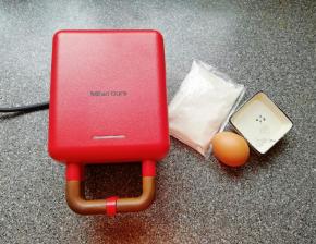 准备好华夫饼早餐机和食材。