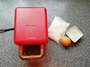 准备好华夫饼早餐机和食材。