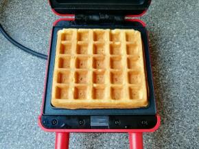 打开华夫饼早餐机盖子，华夫饼变至金黄色即可。