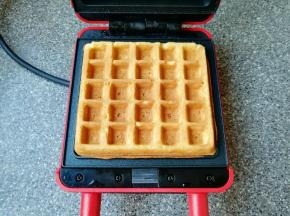 打开华夫饼早餐机盖子，华夫饼变至金黄色即可。