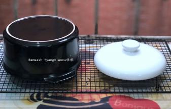 新砂锅冲洗干净，擦干水分，倒扣过来放在干燥，通风的地方，晾干备用。